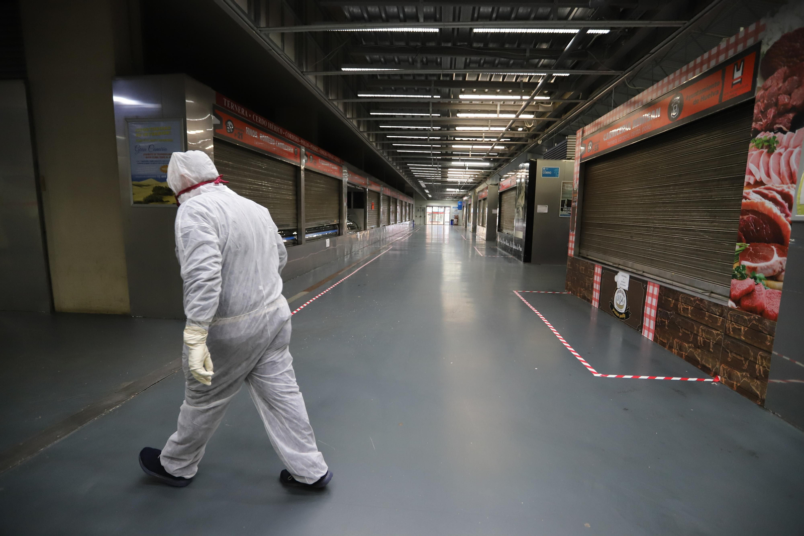 Imágenes de los trabajos de limpieza y desinfección del Mercado del Carmen en Huelva