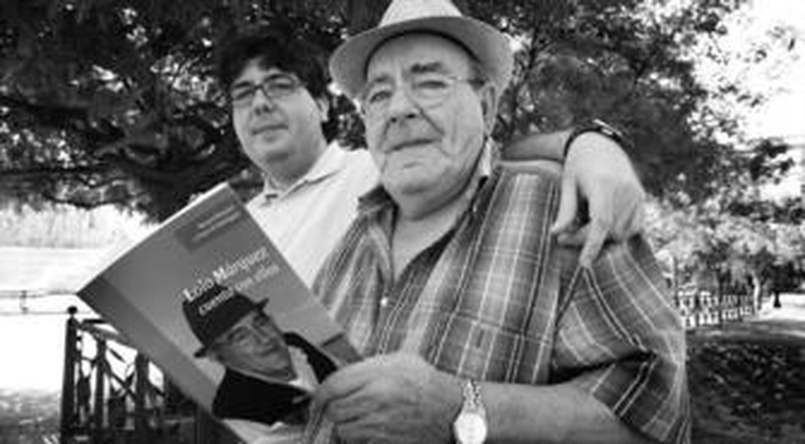 Víctor M. Rodriguez y Lolo Márquez, con el libro que presentan el jueves en la Diputación.