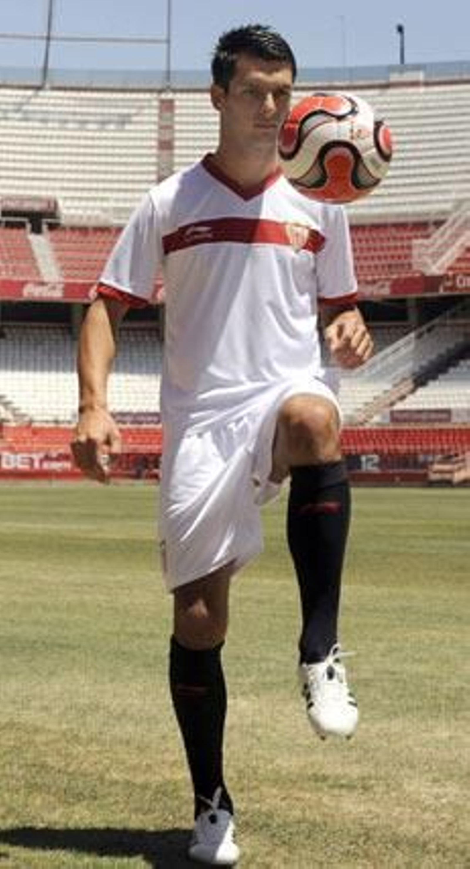 Spahic, defensa
Edad: 31 años
Temp. en el club: 1ª
Goles en 10-11: 1
Contrato hasta: 2014