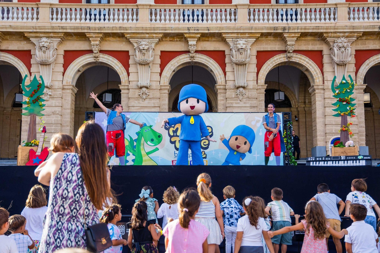 Pocoyó a las puertas del Ayuntamiento de San Fernando, en un momento del show infantil organizado con motivo del 24 de Septiembre