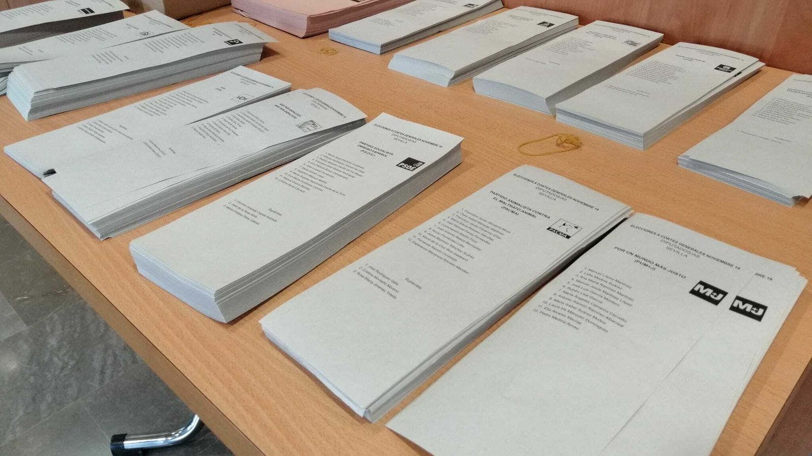 Las papeletas dispuestas en una mesa dentro de un colegio electoral en la ciudad de Sevilla.