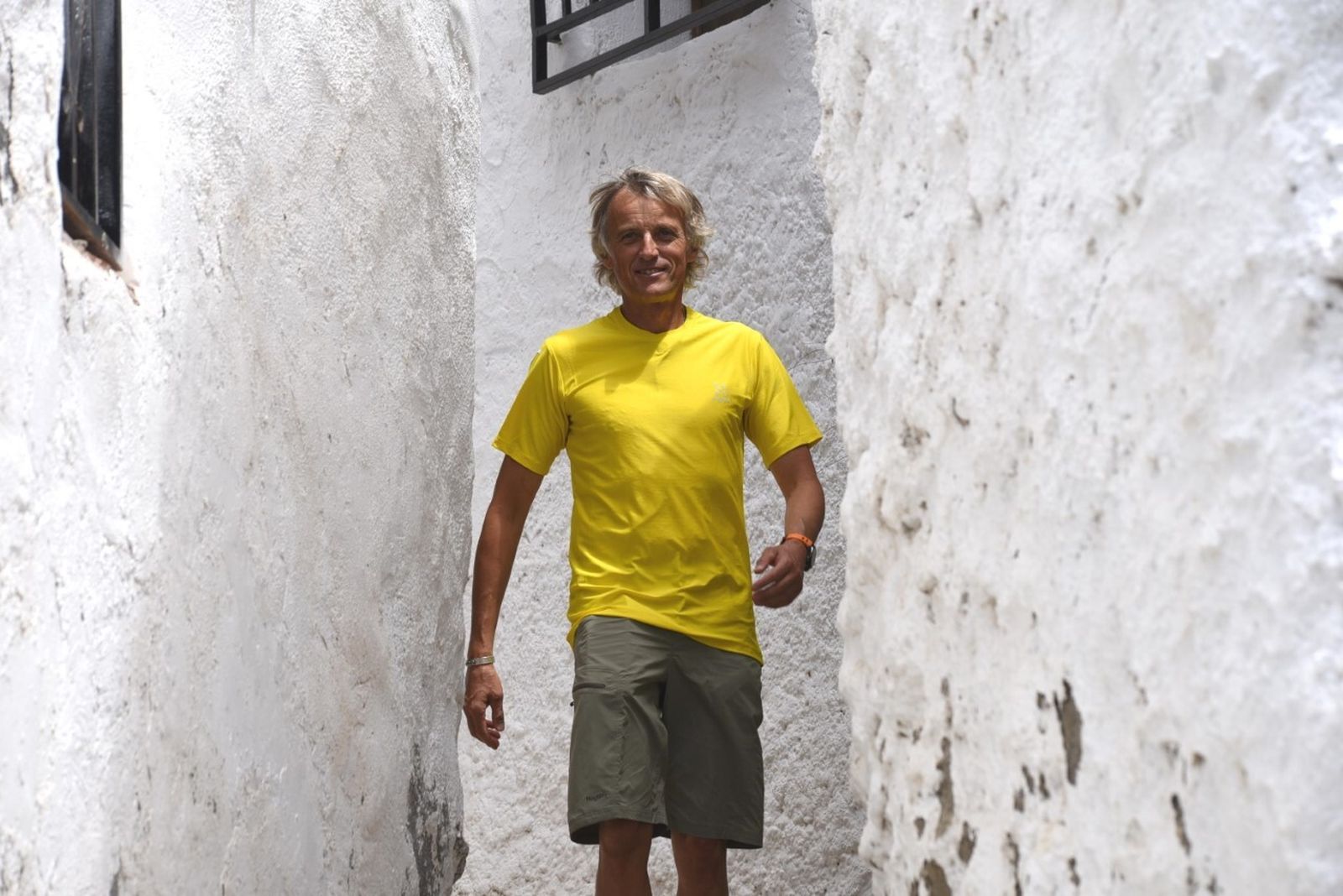 Jesús Calleja rueda en la Alpujarra de Granada un nuevo capítulo de su programa de televisión 'Volando voy'