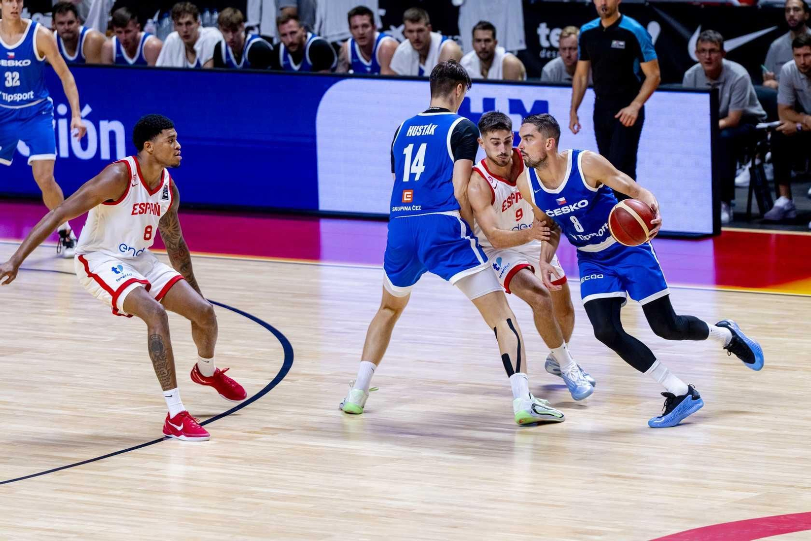 España B-República Checa, en fotos