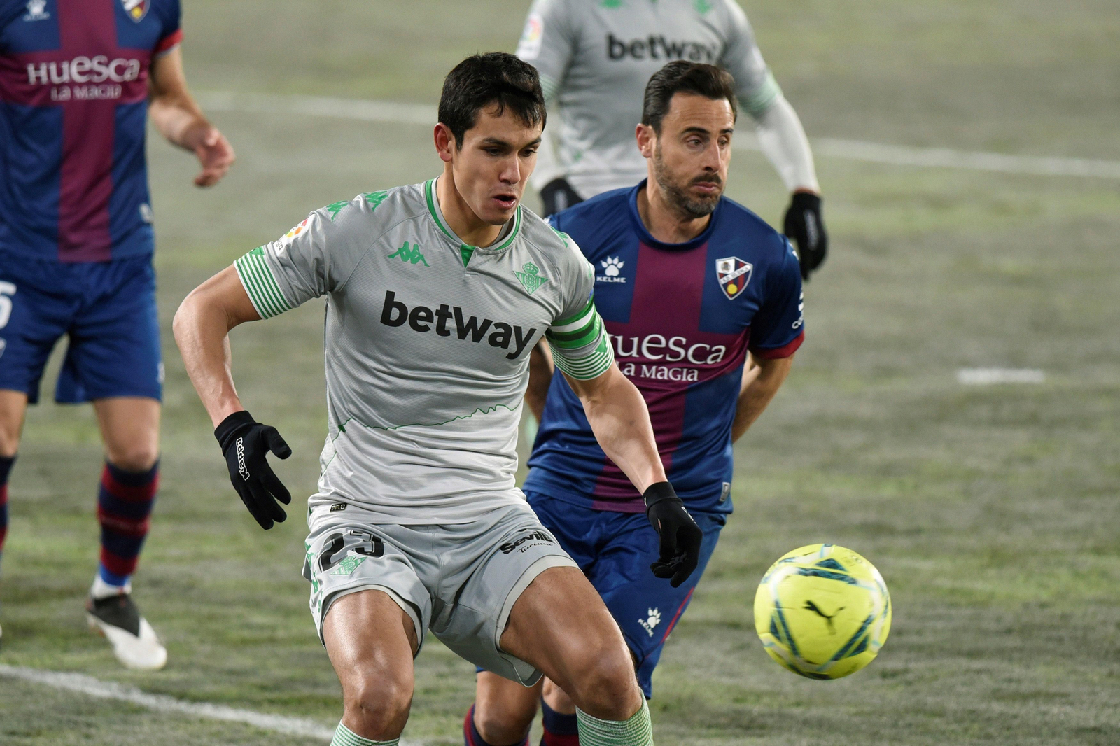 Mandi le gana el balón a Pedro López. Mandi le gana el balón a Pedro López.