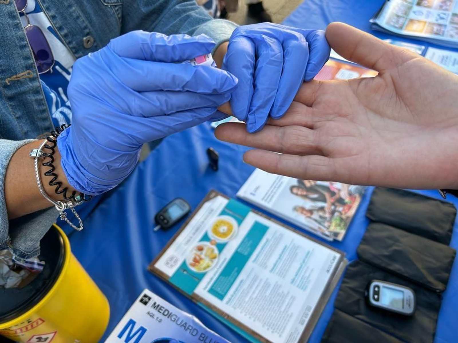 Mesa informativa y de control de glucemia, en un acto de Adije por el Día Mundial de la Diabetes que se celebra el 14 de noviembre.