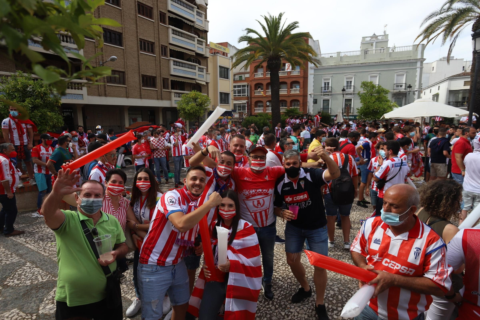 Ambiente de la afición del Algeciras en Almendralejo antes de la final por el ascenso.
