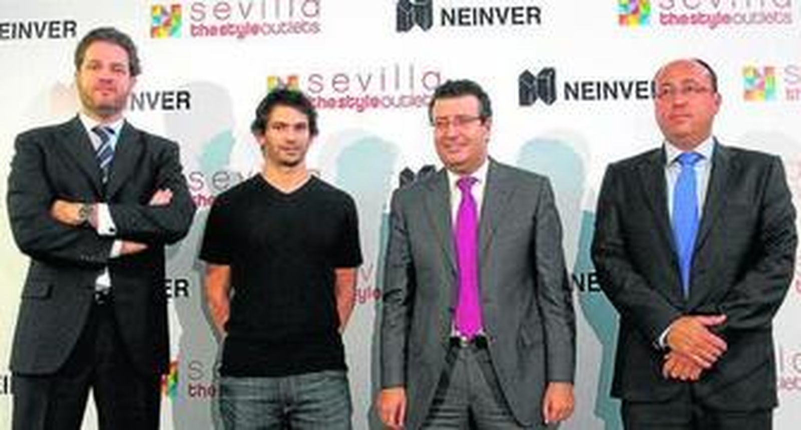 Eduardo Ceballos, director de Neiver en España, Italia y Portugal; el artista Rodrigo Martín Freire; el alcalde de La Rinconada, Francisco Javier Fernández de los Ríos, e Ignacio Lobatón, gerente de Sevilla The Style Outlets.