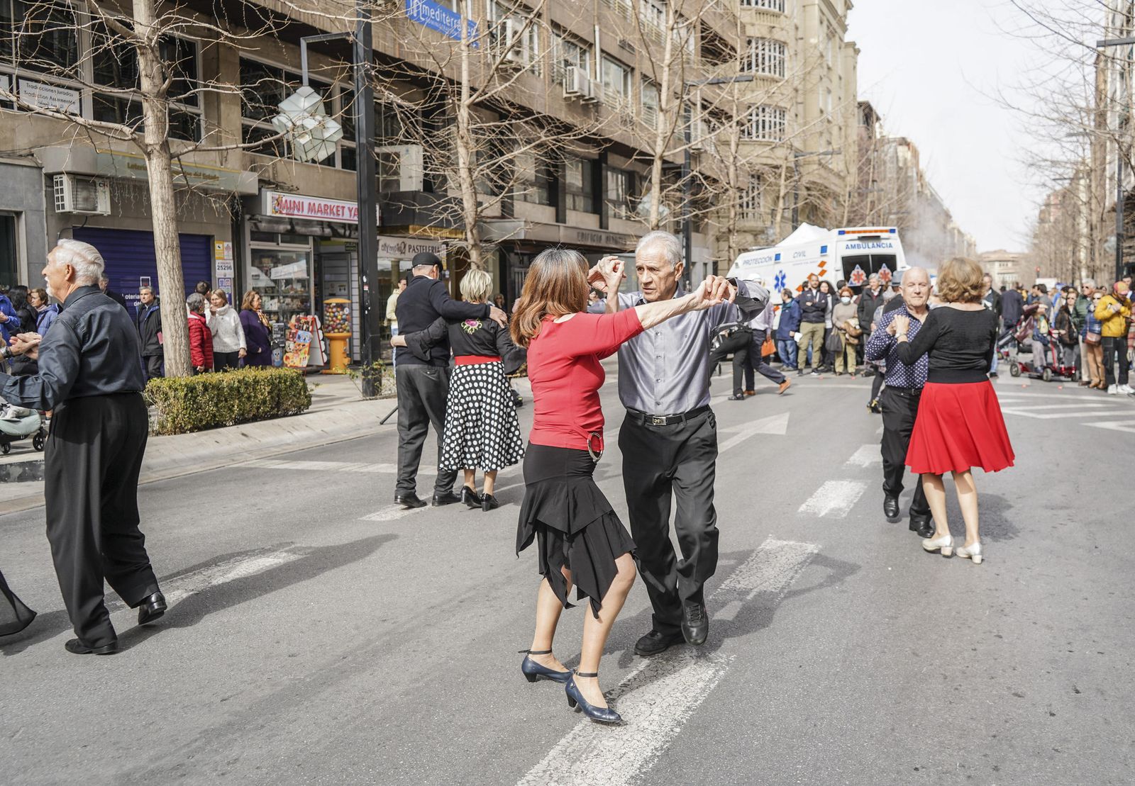 El Día Sin Coche llena de ciudadanos la Gran Vía de Granada