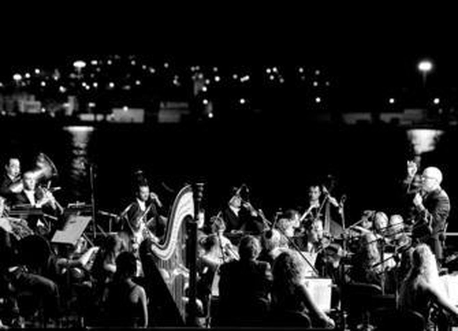 El director británico Michael Thomas volvió a dirigir a coro y orquesta en el Muelle de Levante.