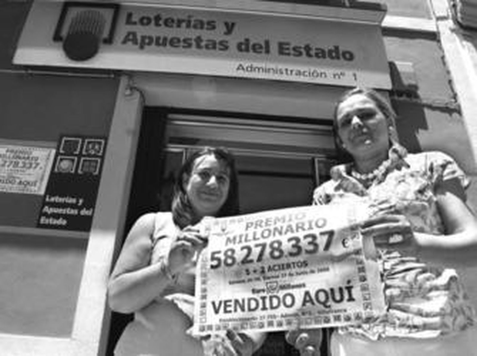 Las dos propietarias de la administración de lotería en el que se selló el boleto ganador.