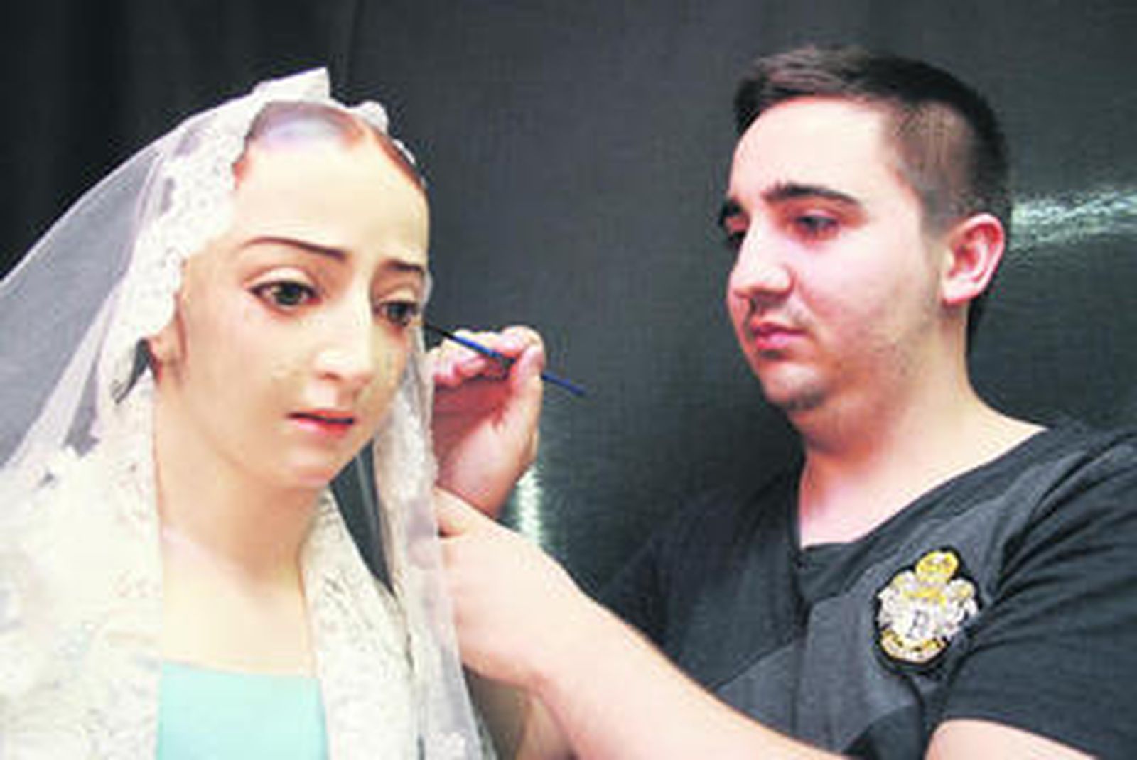 Montes repasa la policromia de la Virgen de la Salud.