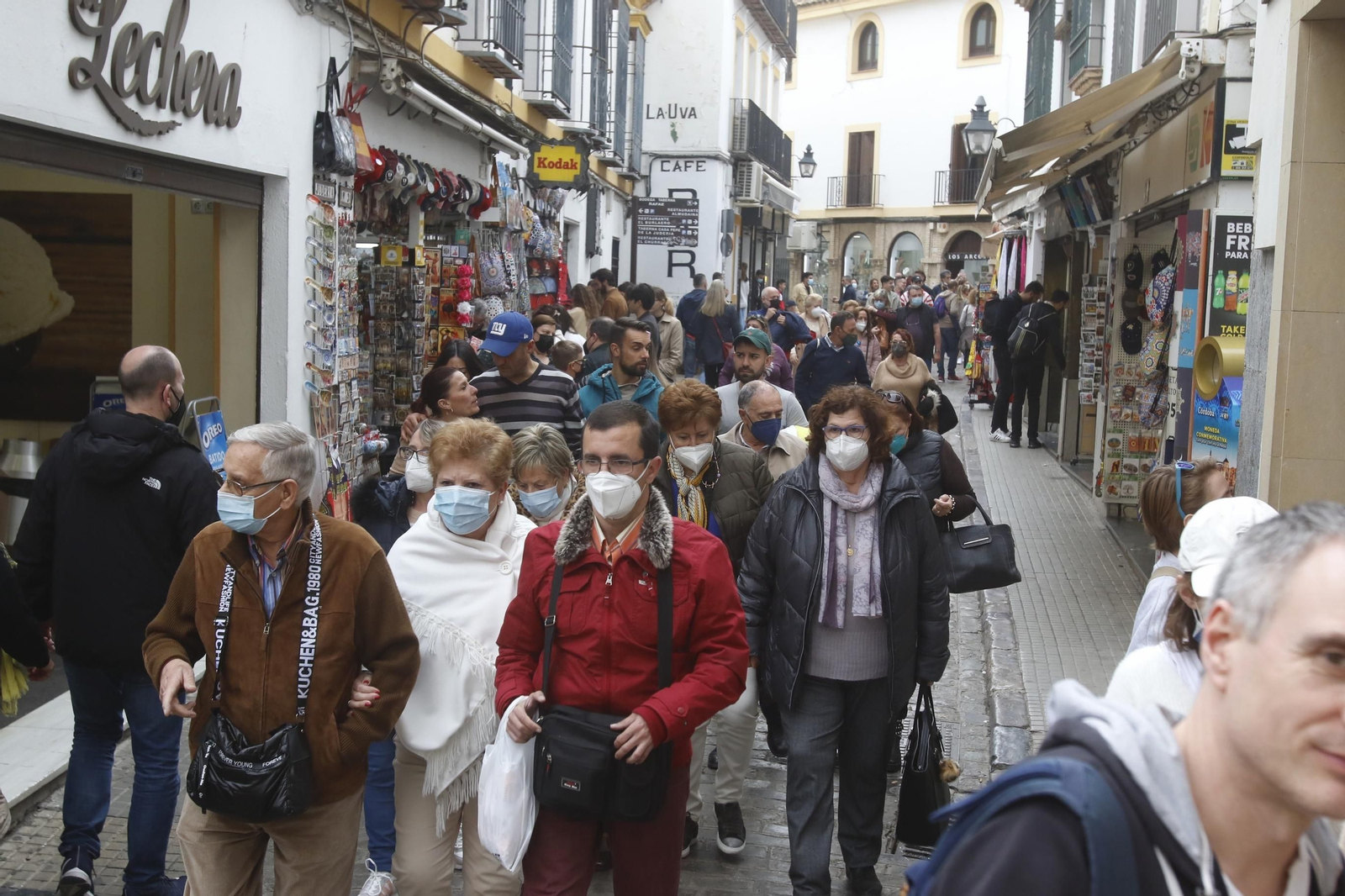 Turistas en la Judería de Córdoba. Turistas en la Judería de Córdoba.