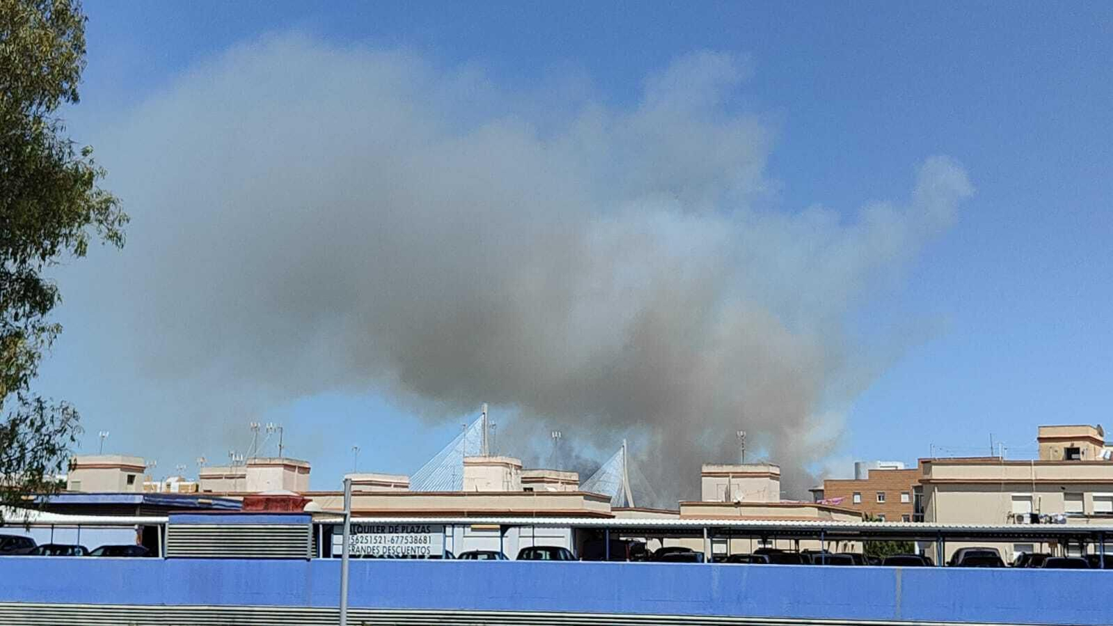 Imágenes del gran incendio de Puerto Real, visible desde la Bahía de Cádiz