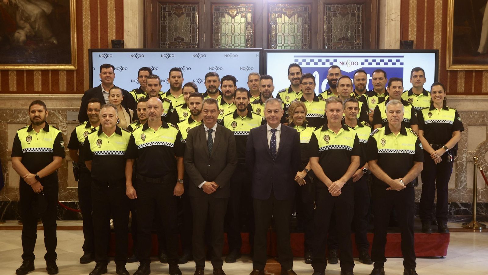 El alcalde, con los policías que participan en el programa del agente tutor.