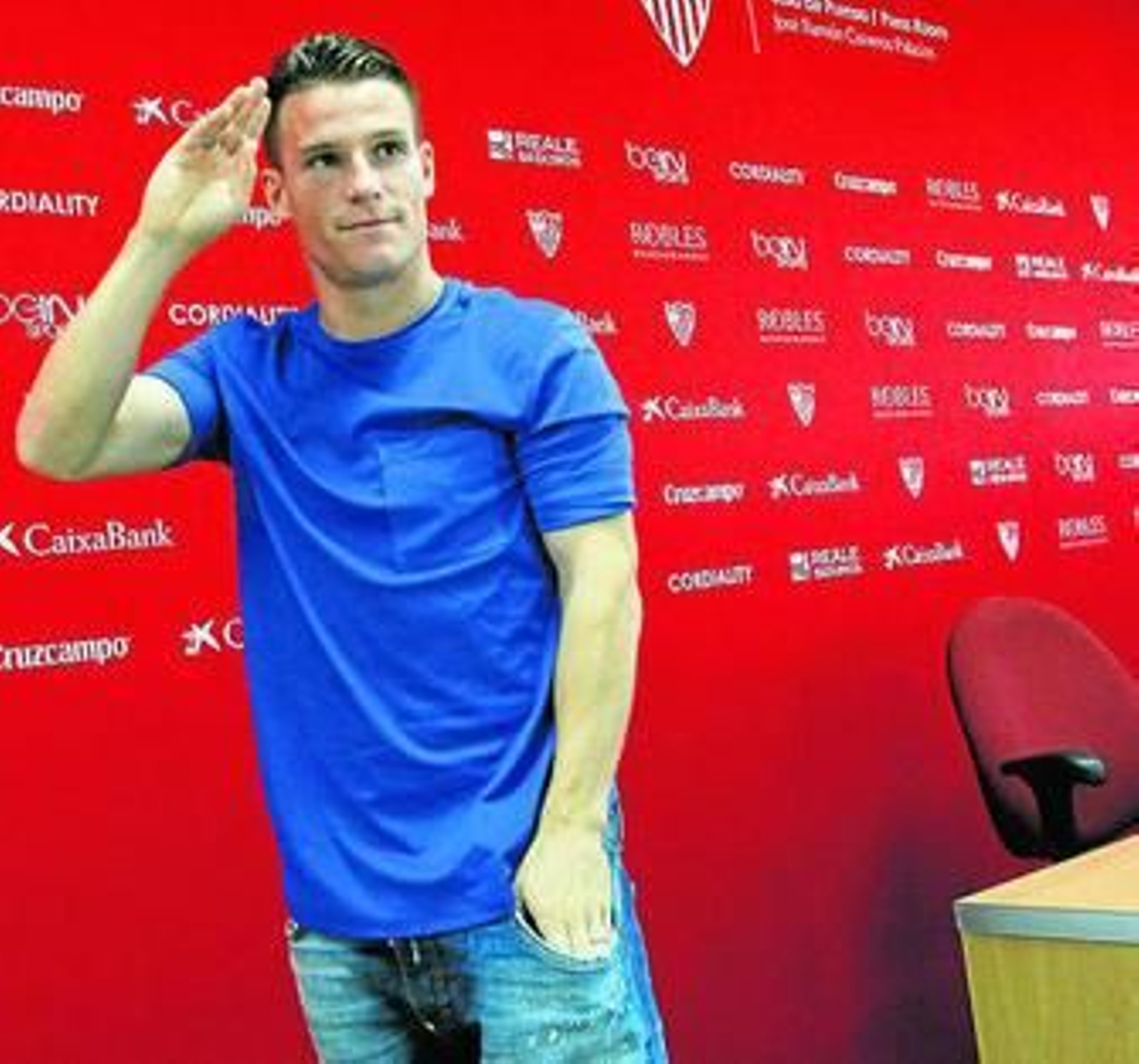 Kevin Gameiro saluda en una rueda de prensa.