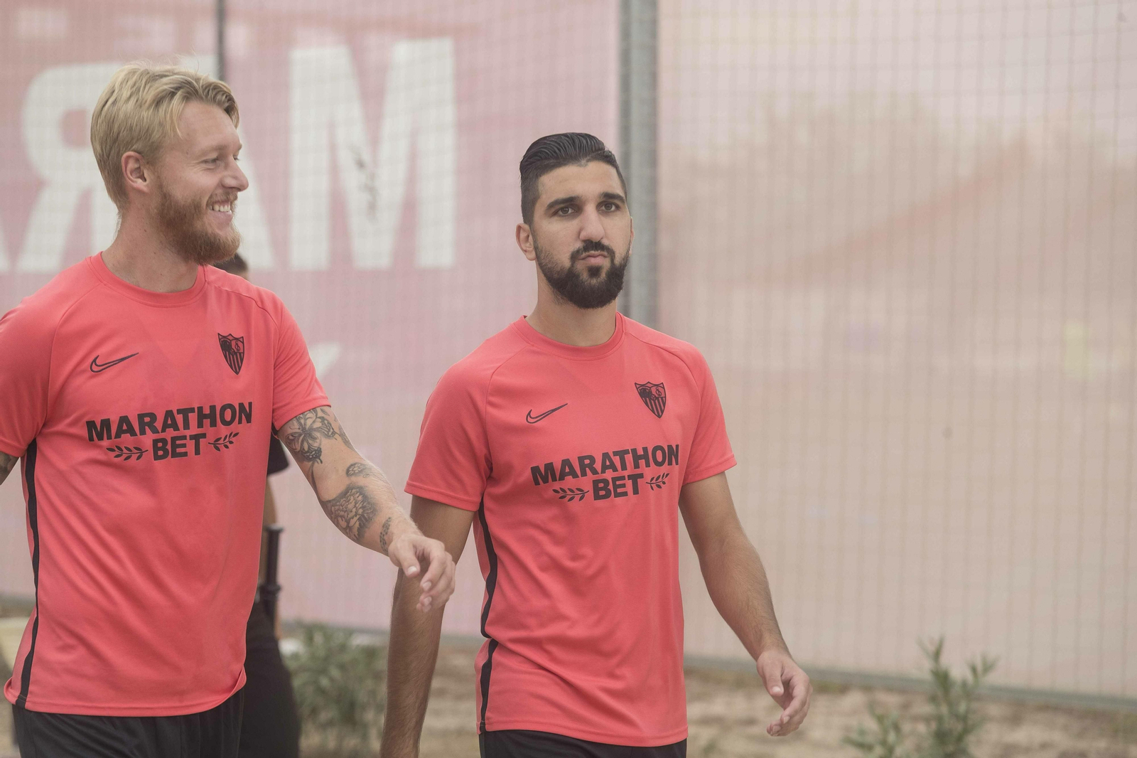 Kjaer y Dabbur se dirigen a la sesión de entrenamiento de este lunes.