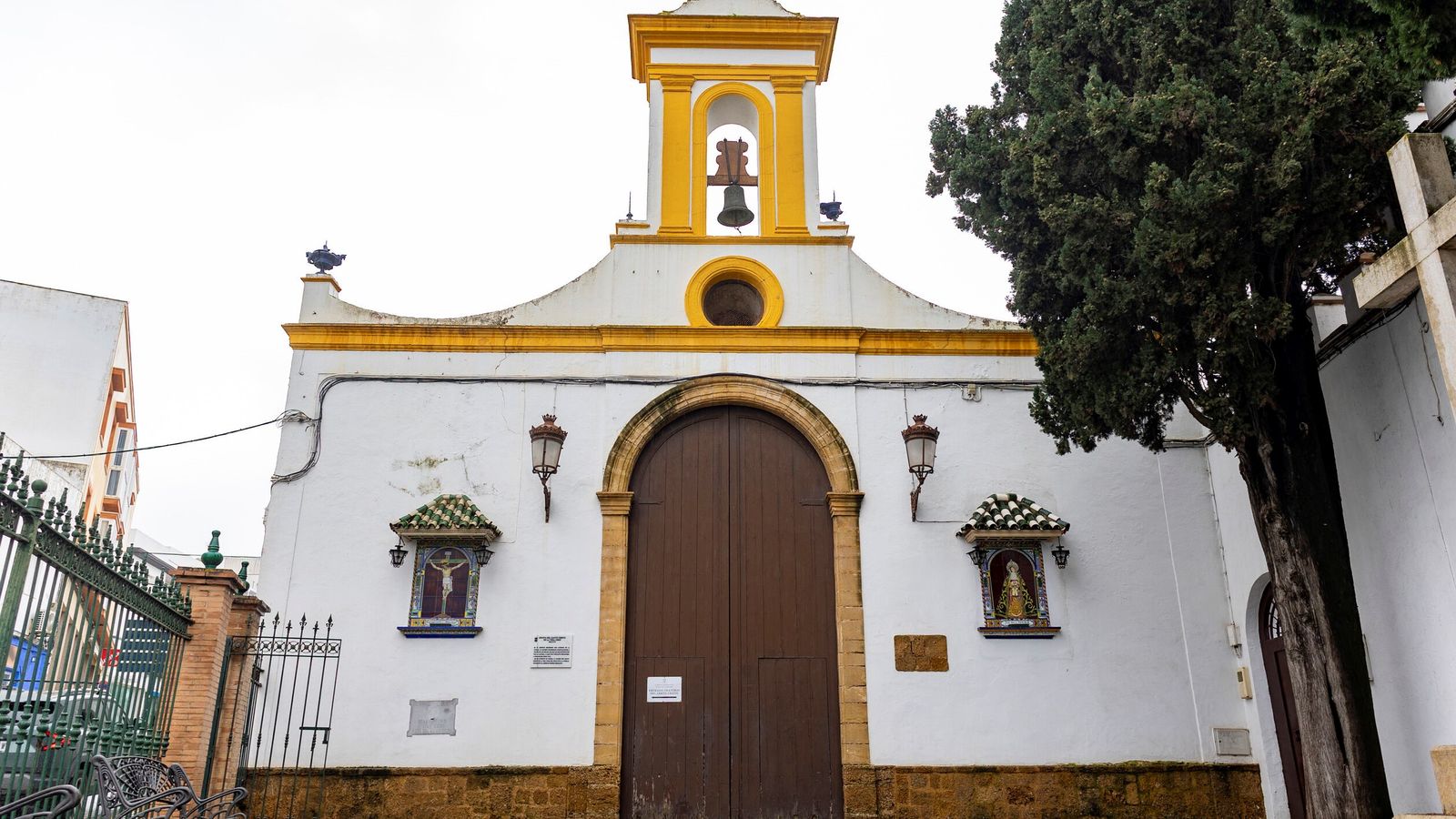 Exterior del templo, situado en el centro de la ciudad.