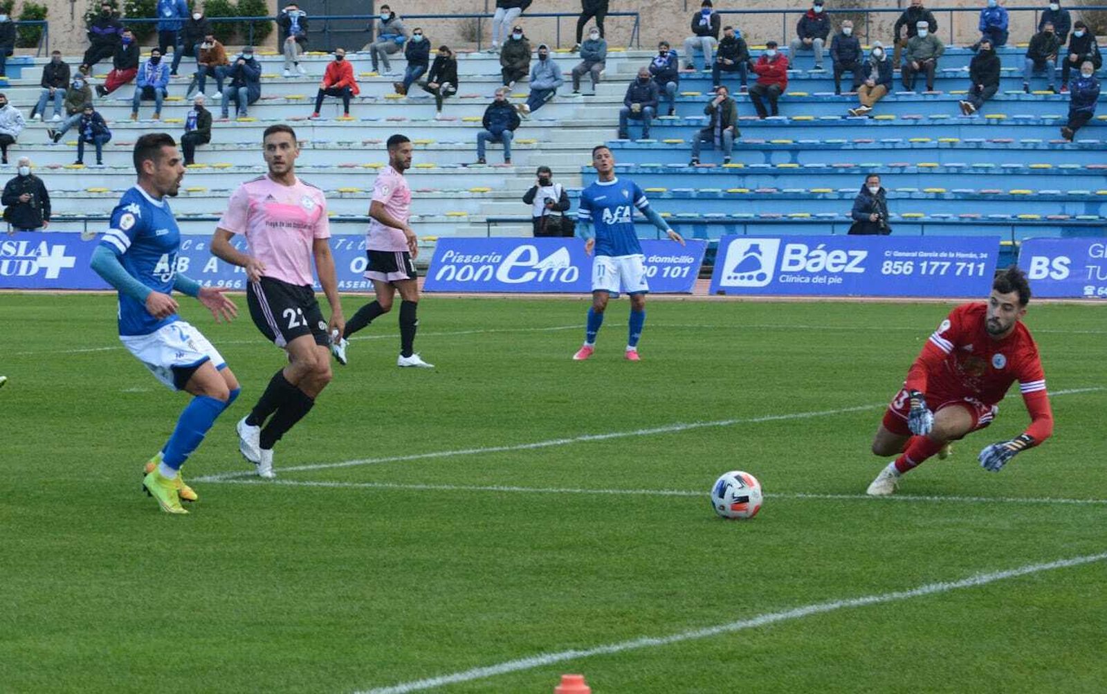 Gabi Ramos, en una de sus internadas, no llega al esférico que intercepta Galván.