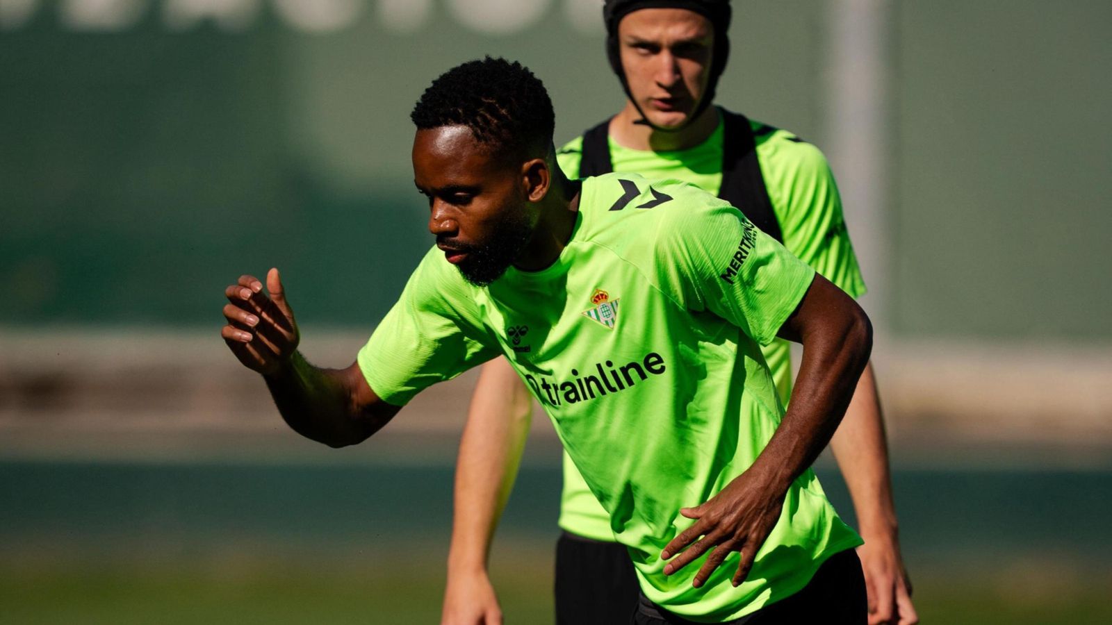 Bakambu entrena con el Betis tras sus molestias en la rodilla