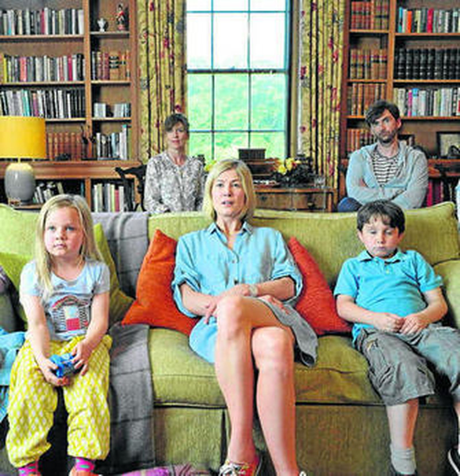 Rosamund Pike, en primer plano y en el centro, en una imagen del filme.