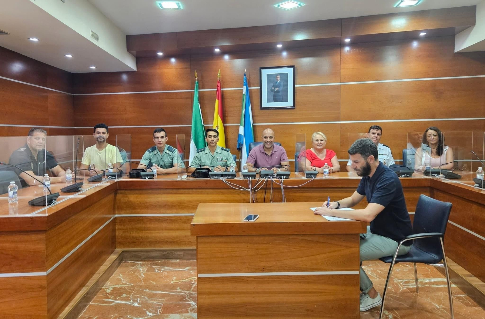 El Ayuntamiento acoge una reunión de la Junta Local de Seguridad Ciudadana, presidida por el alcalde de Otura, Nazario Montes, y el teniente coronel jefe de la Comandancia de Armilla, Francisco Javier Rodríguez