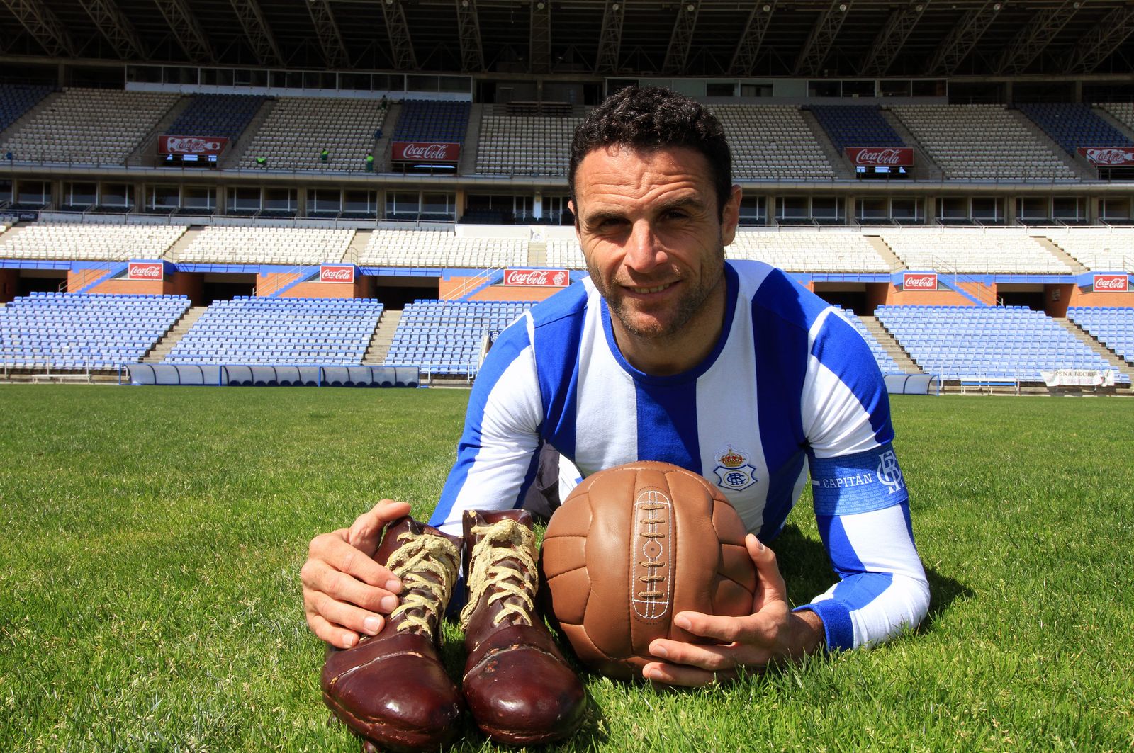 Antonio Núñez posa sobre el césped del Nuevo Colombino para una entrevista reciente de 'Huelva Información'.