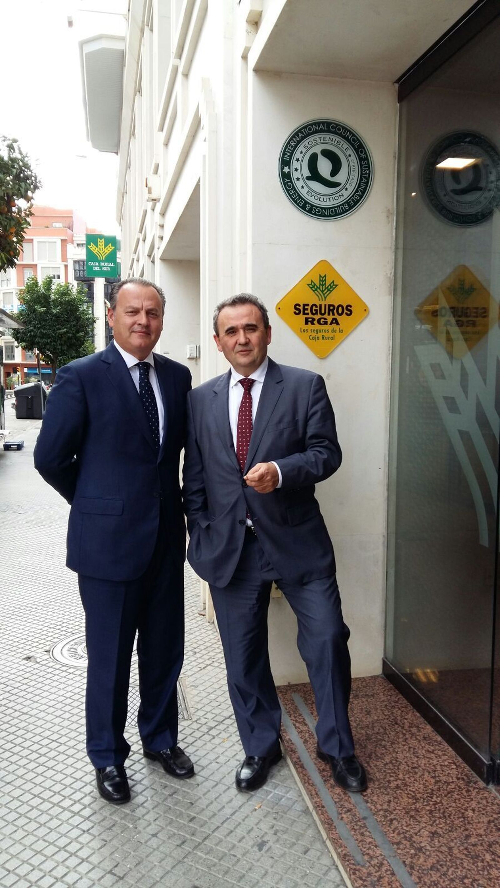 El director general de Caja Rural del Sur y el territorial de Huelva y Sevilla.