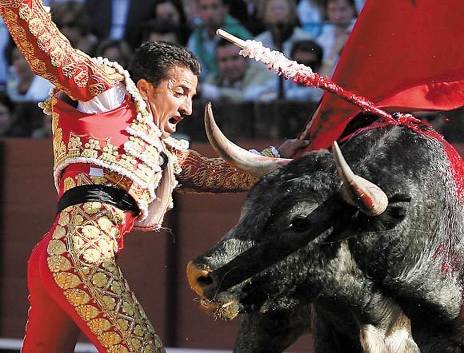 El Fundi: Doblete de un gladiador