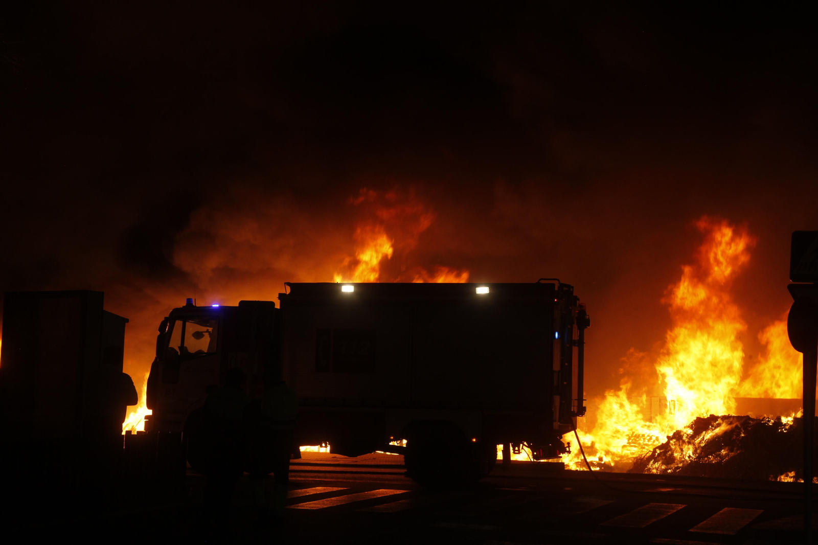 Un incendio obliga a evacuar un asentamiento chabolista en Lepe.