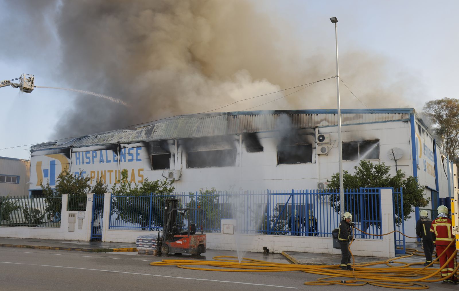 Las fotos del incendio de la fábrica de pinturas