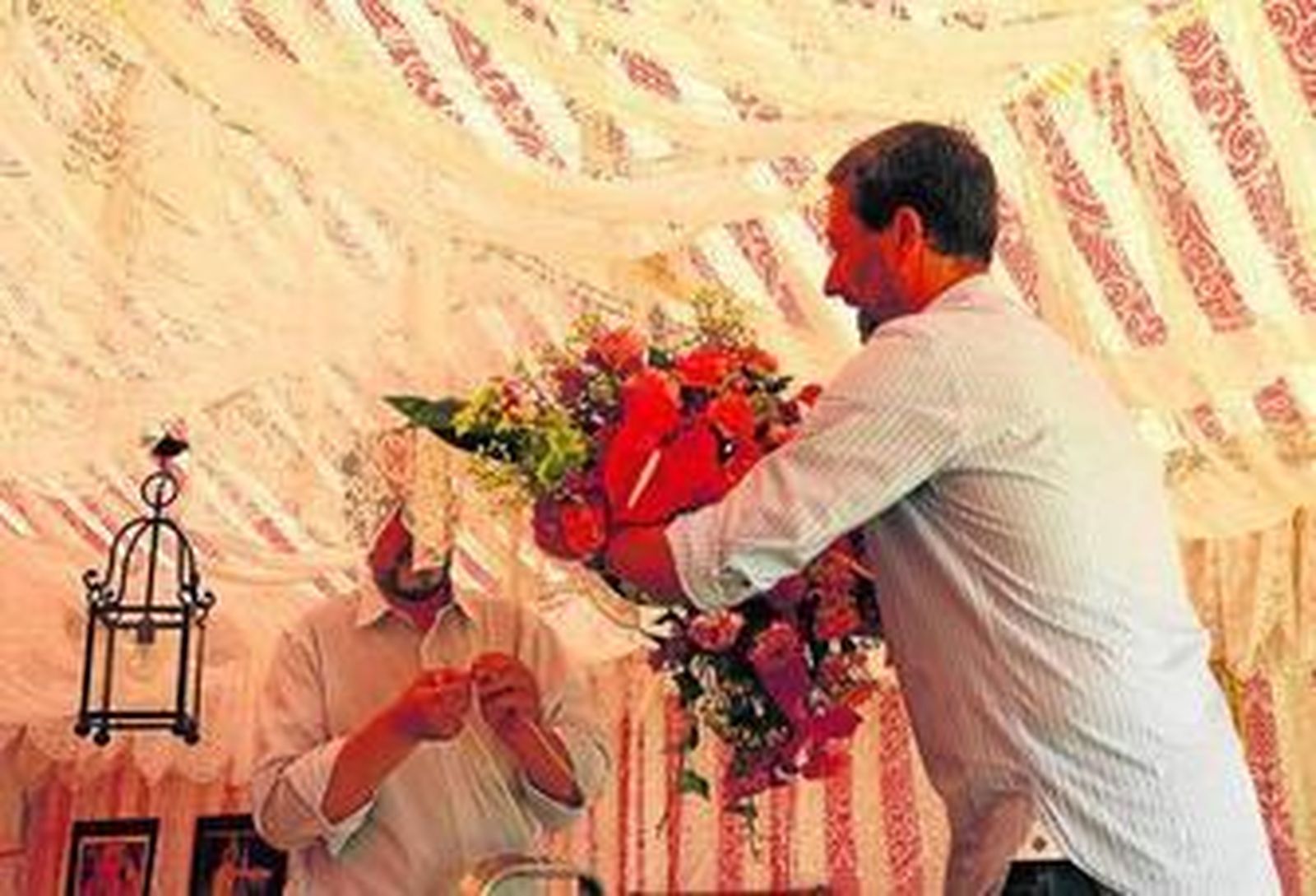 Varias personas decoran una caseta en la pasada Feria de Abril.