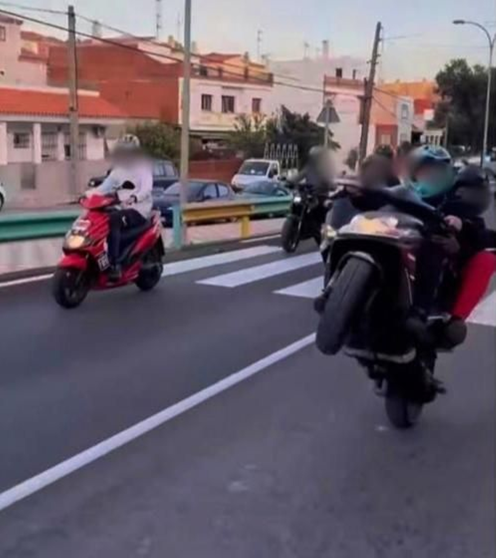 Varios de los motoristas participantes en la carrera ilegal.