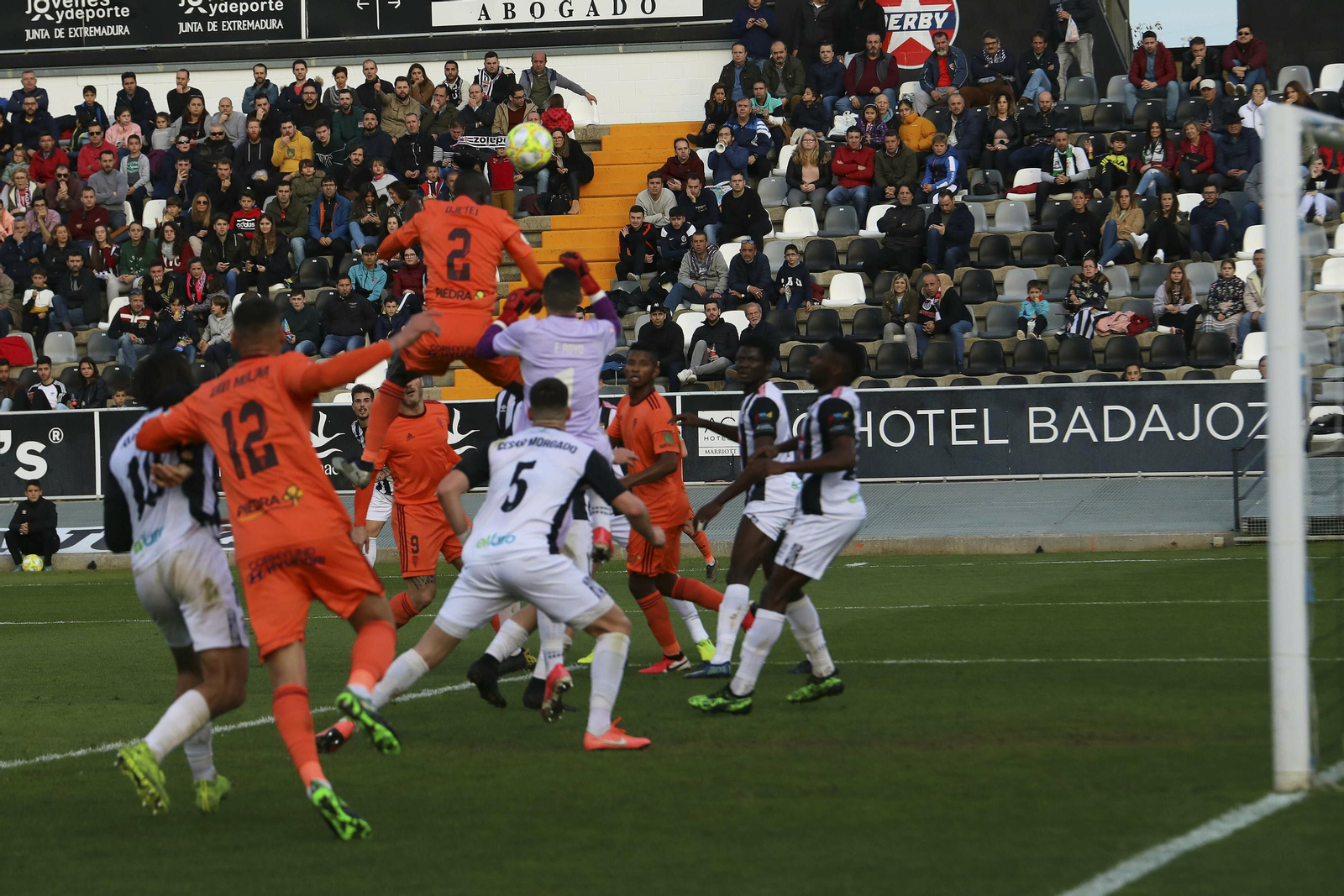 Djetei se impone a la zaga del Badajoz en el gol de la victoria del Córdoba CF. Djetei se impone a la zaga del Badajoz en el gol de la victoria del Córdoba CF.