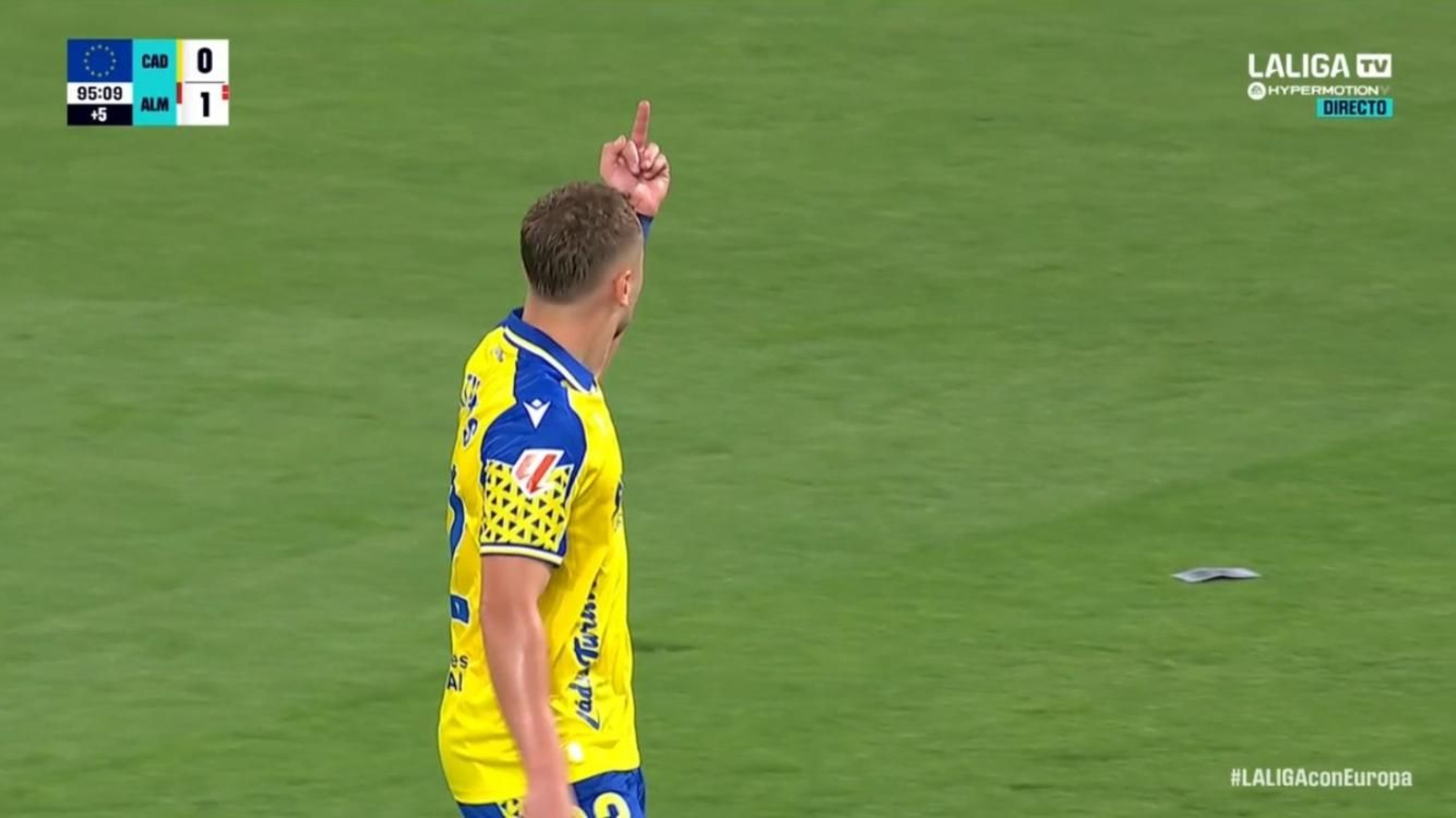 Ontiveros le dedica una peineta a la grada visitante.