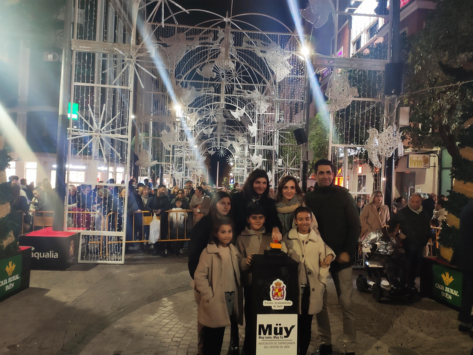 Los jiennenses disfrutan del encendido de 'La Catedral de la Navidad' con Rosa Copado como pregonera