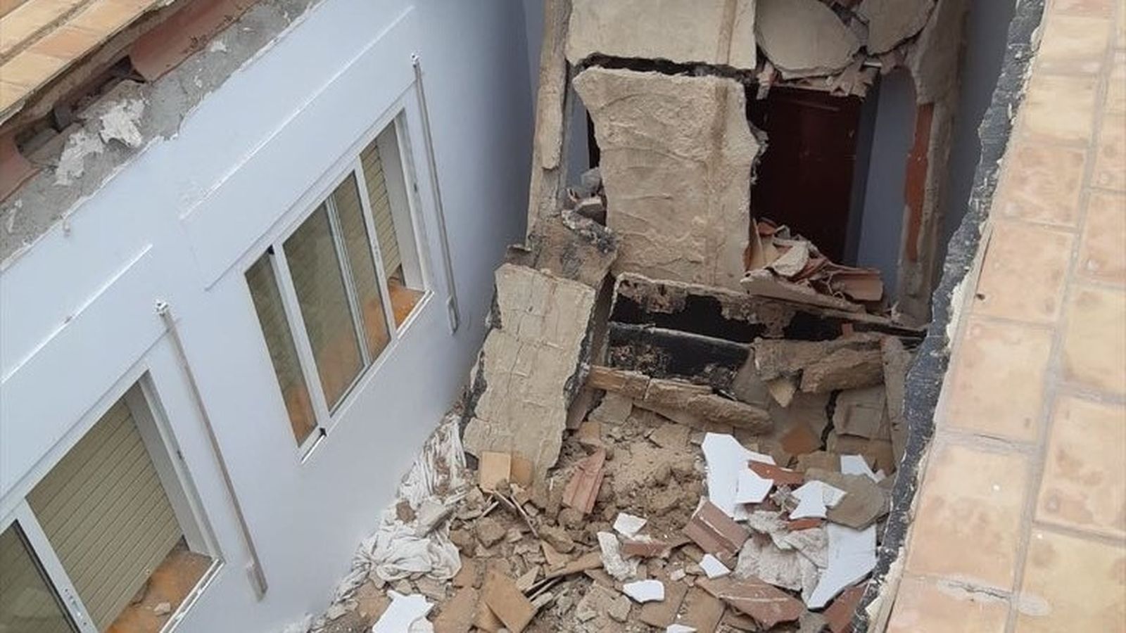 Así ha quedado la casa tras venirse abajo el techo.