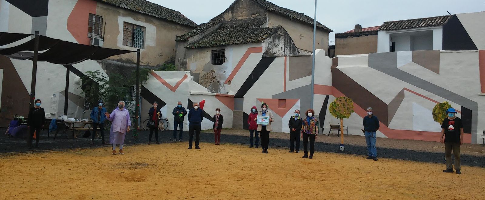 Foto de grupo de los vecinos participantes en la simulación de arbolado en el cine Andalucía.