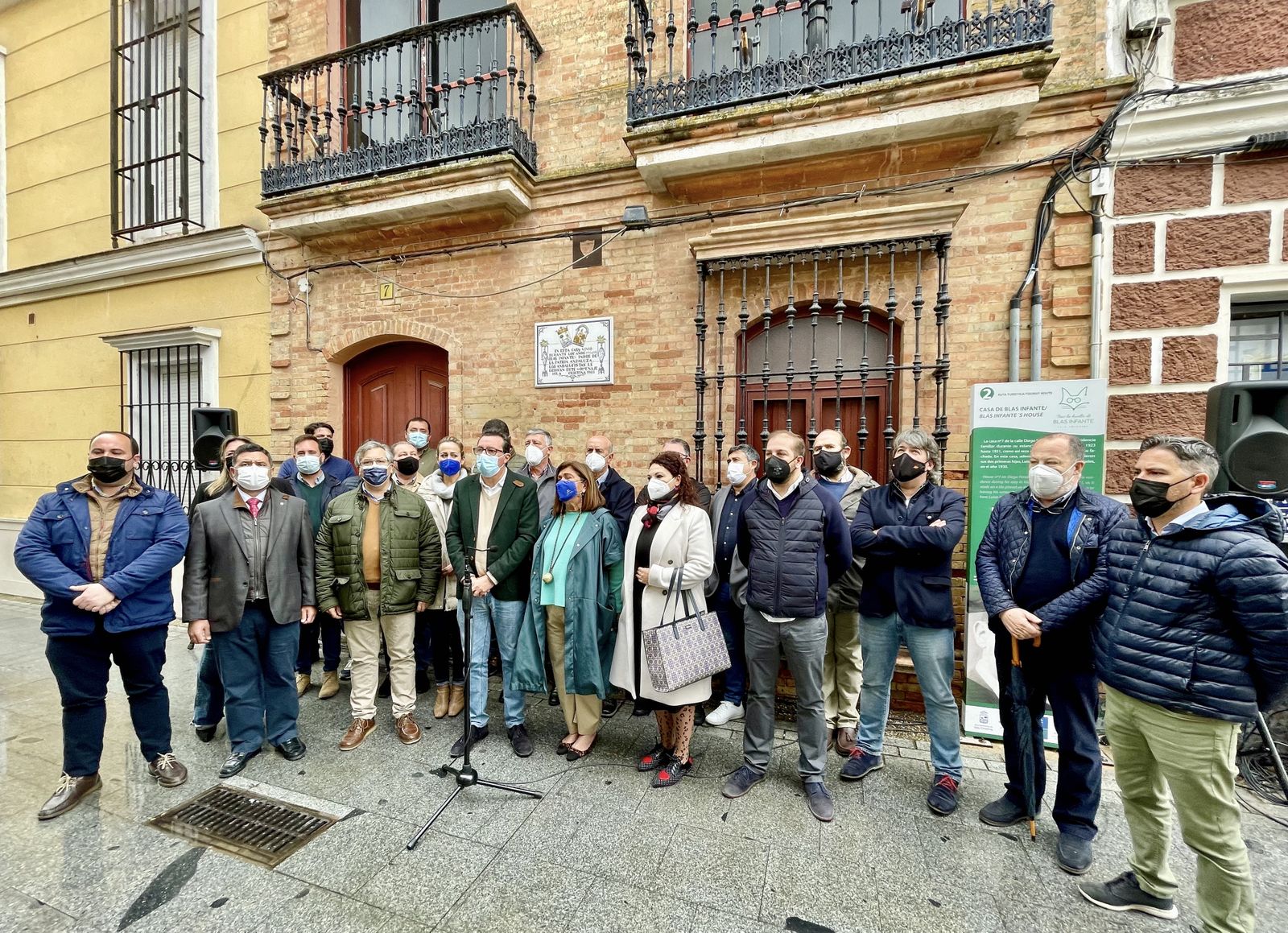 Los populares de Huelva ante la Casa Museo de Blas Infante en Isla Cristina.