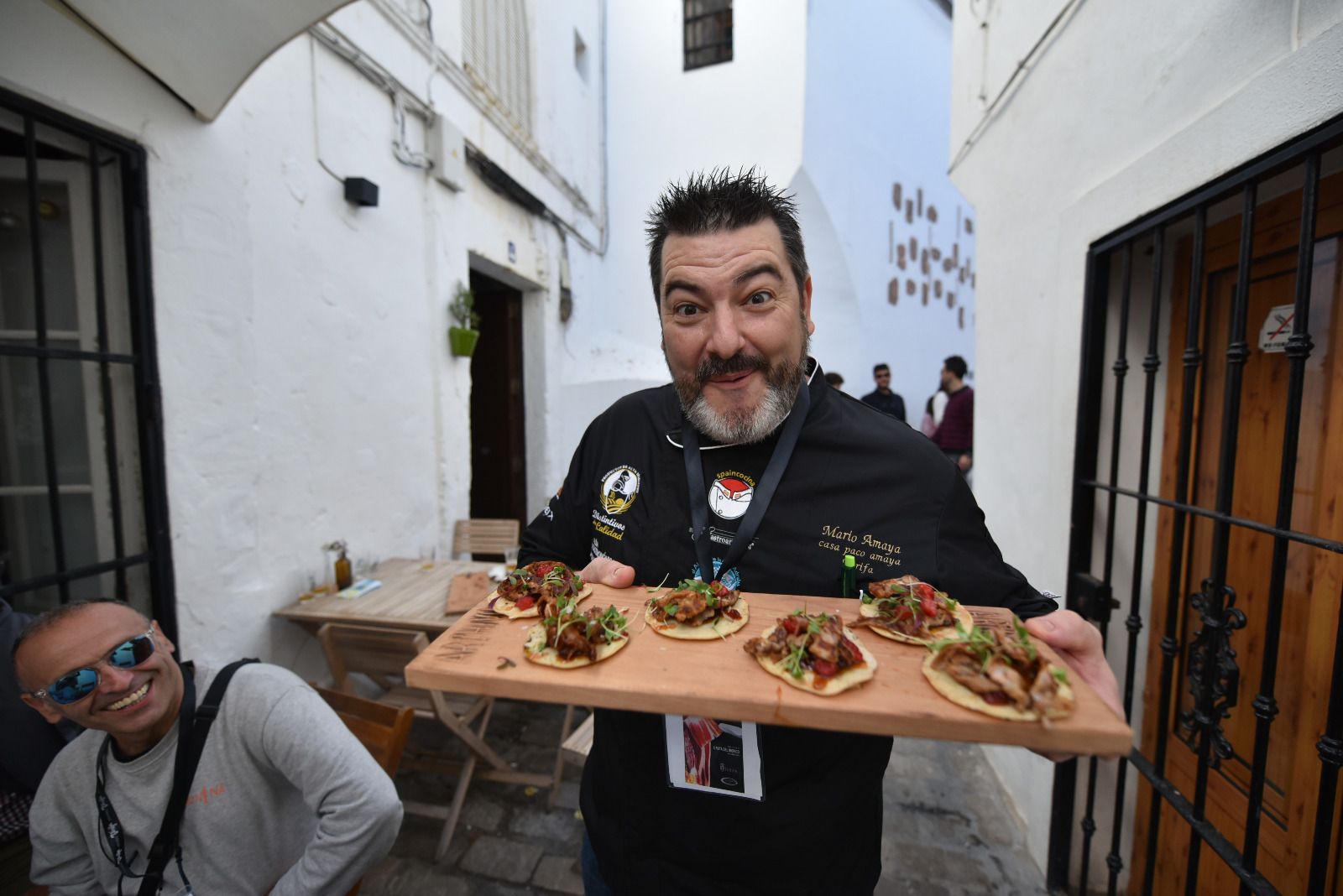 Un camarero con una bandeja de tapas en el bar El Archivo.