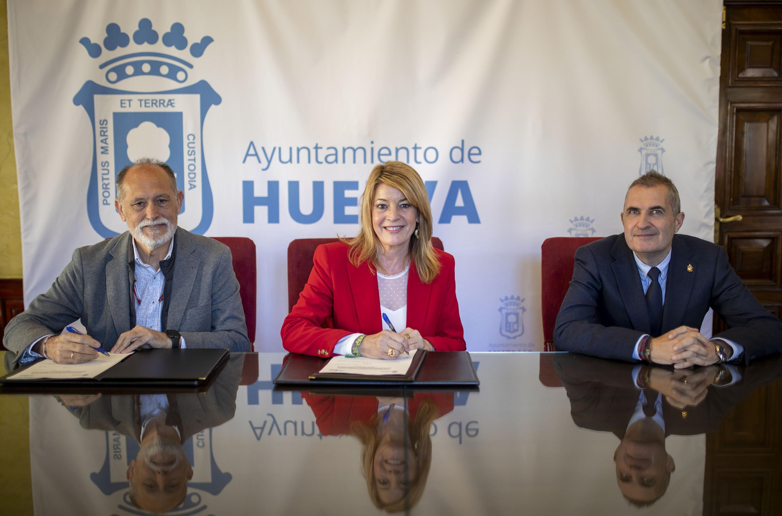 Firma del acuerdo entre el Ayuntamiento y la Aiqbe