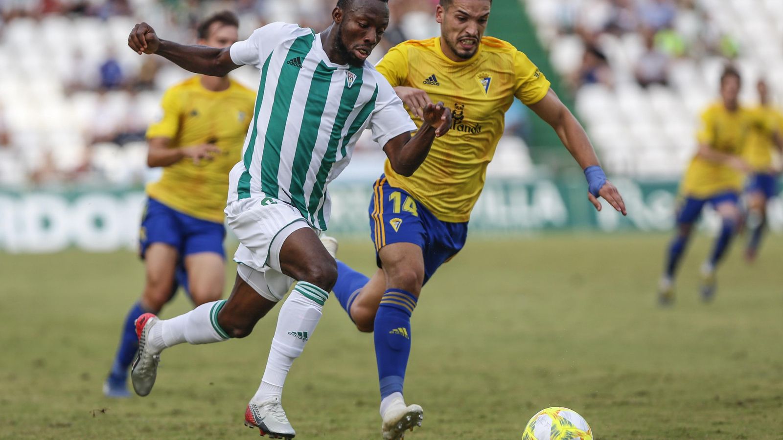 Owusu supera a Alonso en un contragolpe.