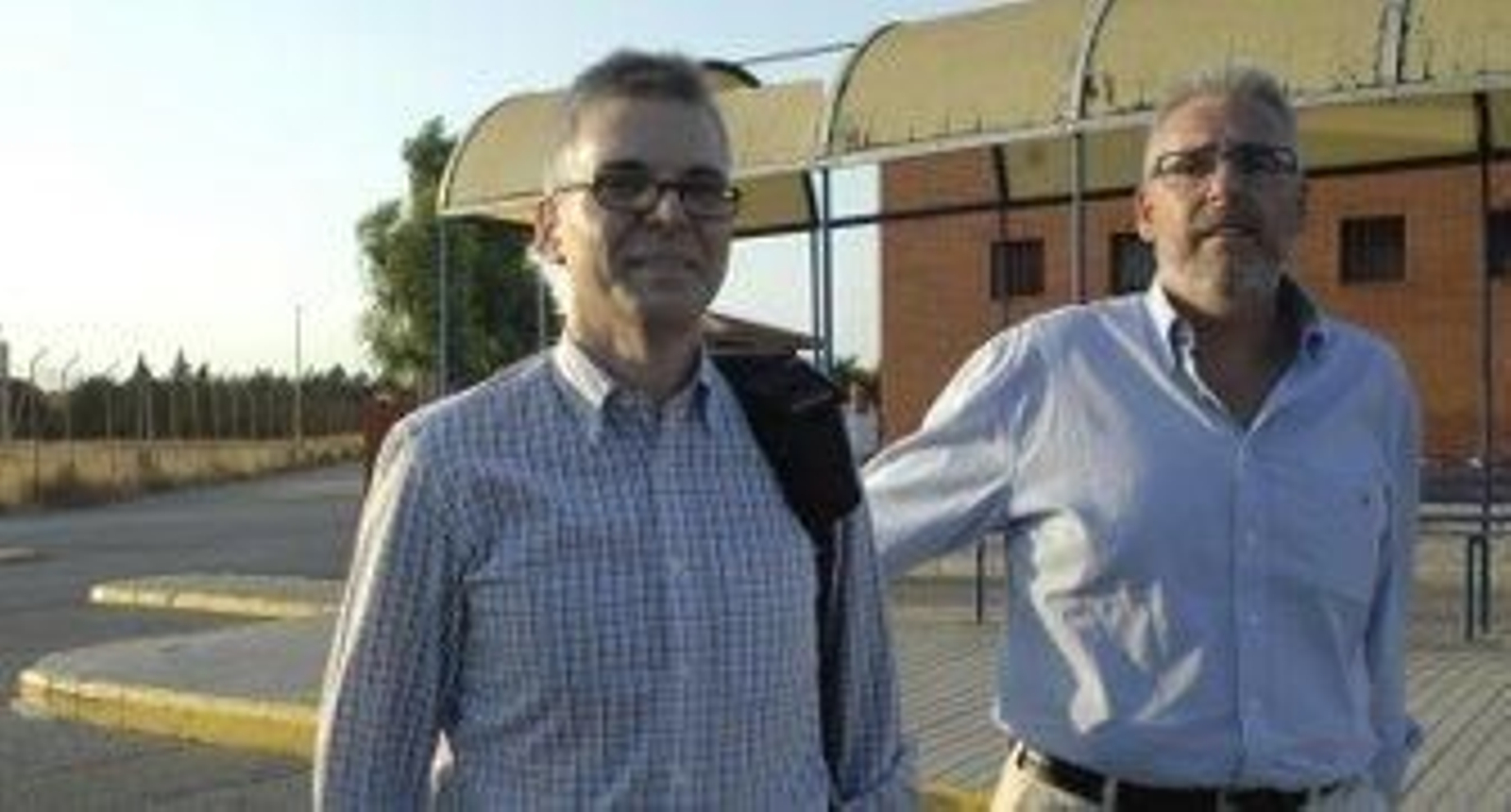 Domingo Enrique Castaño, con su abogado, José Manuel García-Quílez, sale de prisión en agosto pasado. / Manuel Gómez