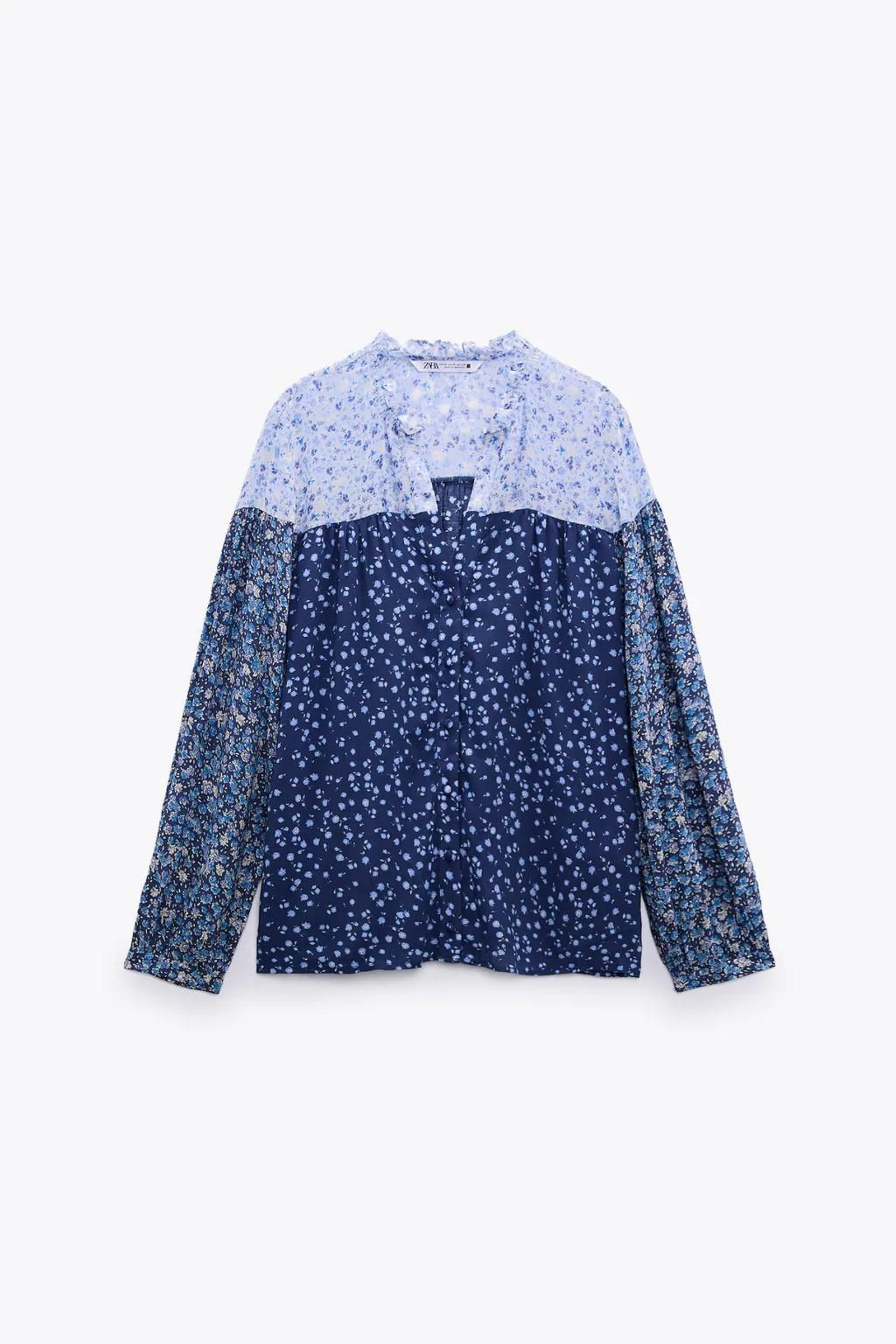 Blusa con flores pequeñas de Zara.