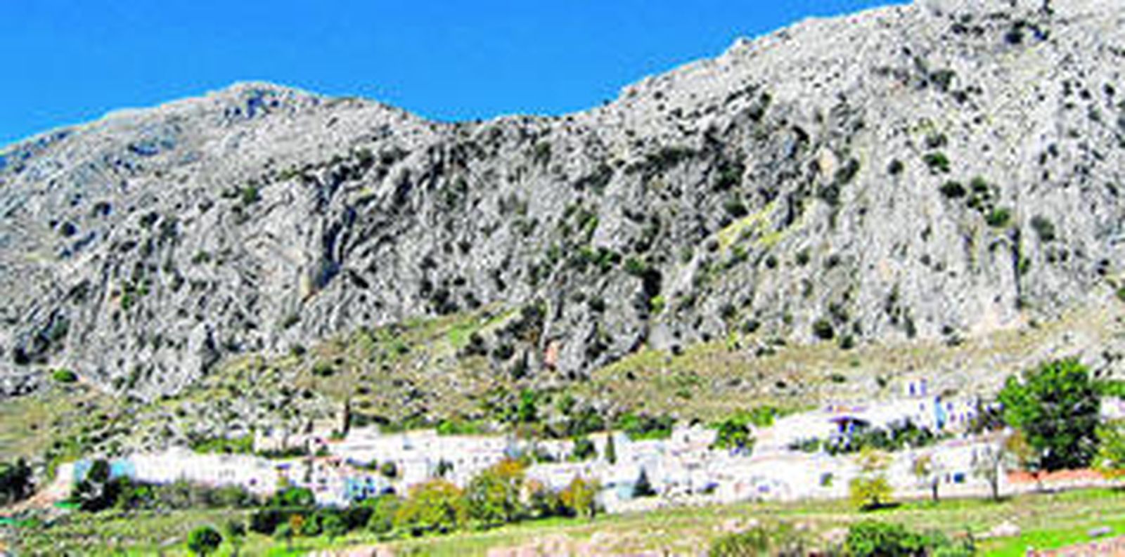 Una vista general de Villaluenga, a los pies de la Sierra del Caíllo, en el Parque Natural Sierra de Grazalema, en una imagen de archivo.