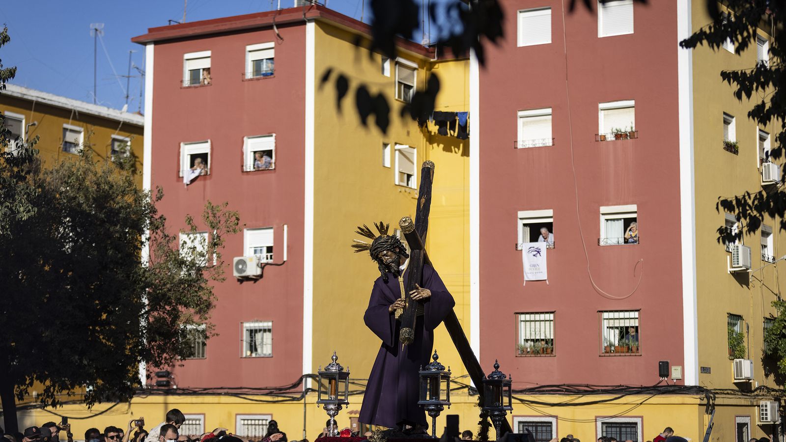 El Señor del Gran Poder por el barrio de Los Pajaritos, en imágenes.