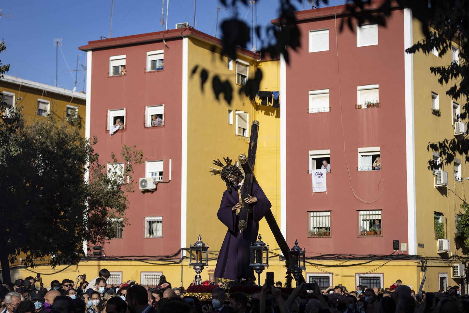 El Señor del Gran Poder por el barrio de Los Pajaritos, en imágenes.