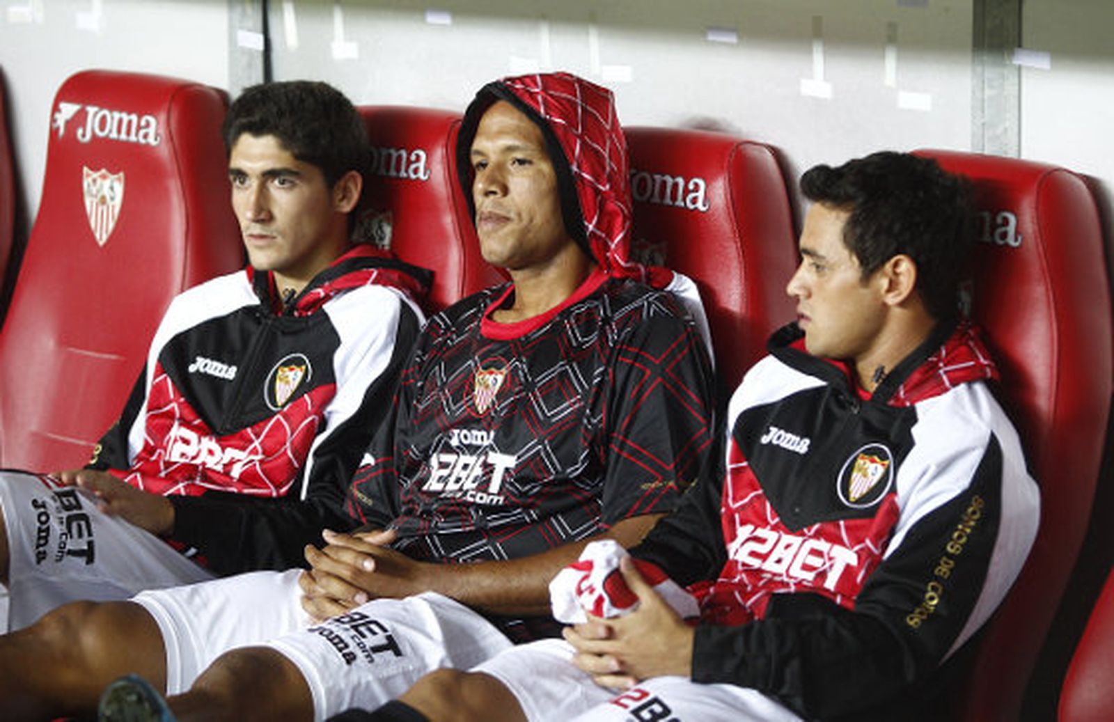 Luis Fabiano, rodeado en el banquillo de José Carlos (i) y Acosta (d). / Antonio Pizarro