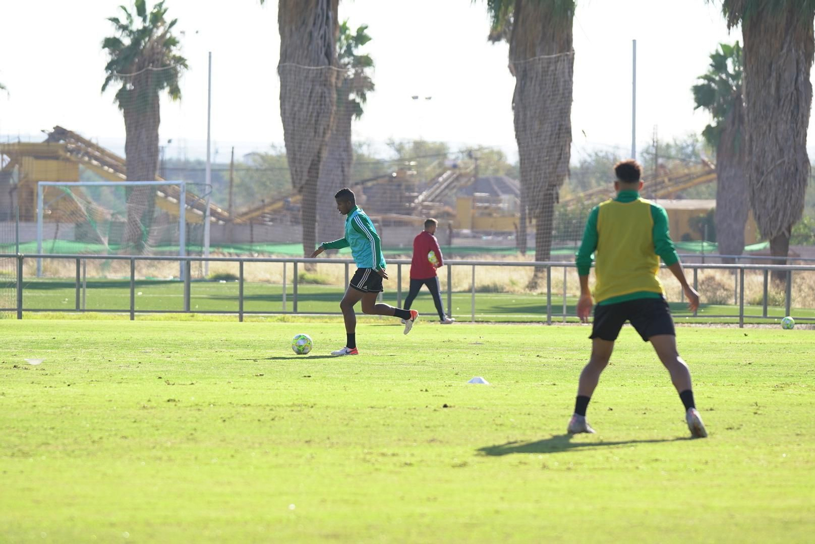 Fidel Escobar toca el balón durante un entrenamiento en la Ciudad Deportiva.