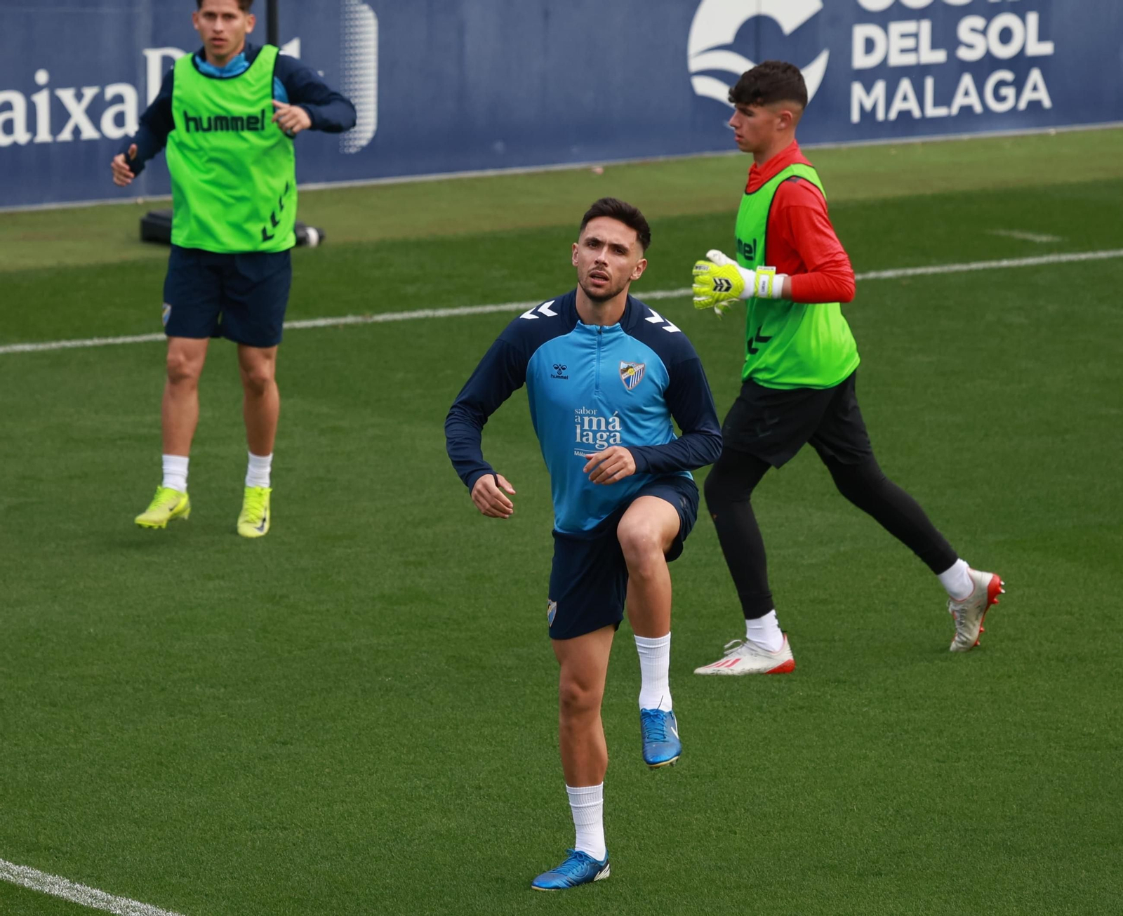 El Málaga CF se divierte con baloncesto en La Rosaleda antes de medirse al Racing de Ferrol