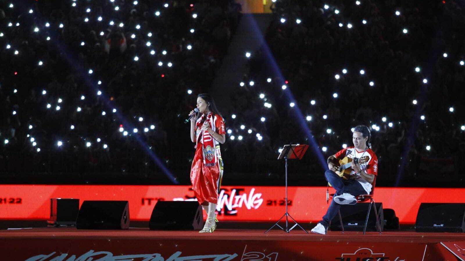 Pilar Bogado cantó el himno acompañada por Guillermo Fernández